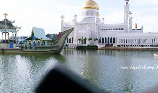 Cover Carrying a bag to travel to Borneo, Kuching, Kota Kinabalu, Labuan, ...