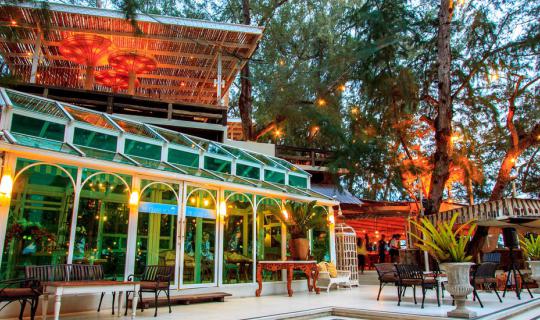 cover Enjoy the breeze and the view with a chill atmosphere restaurant by the sea at The Glass House Pattaya.