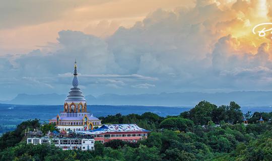cover +++ Watching fireworks in honor of His Majesty the King on August 12, 2015 at Wat Tha Ton, Mae Ai District, Chiang Mai Province +++