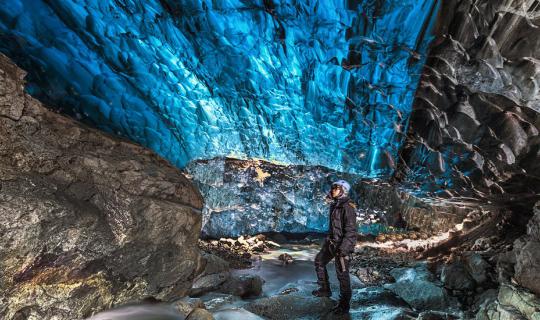 Cover Aurora Hunter in Iceland: Northern Lights, Snow, Pools, and Waterfal...