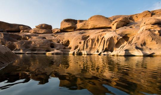 cover +++ Escape to the Three Thousand Bends +++