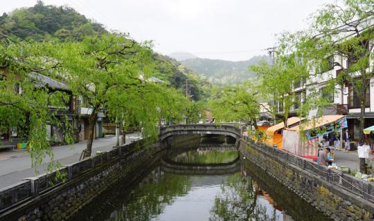 Cover Escape the heat and smoke, come and relax at "Kinosaki Onsen"...