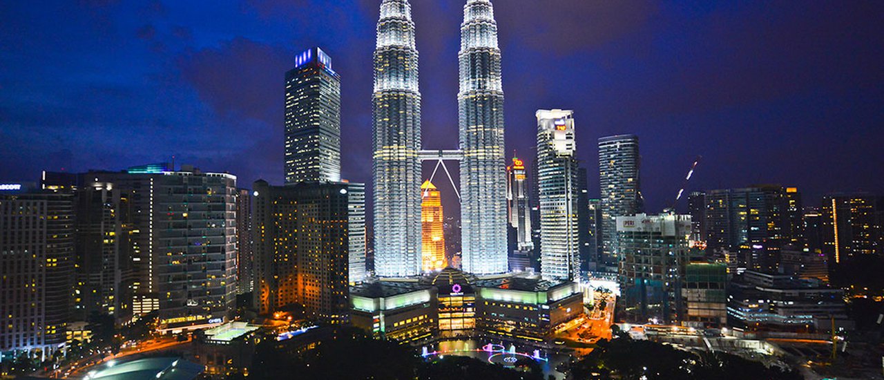 cover ...Traders Hotel Kuala Lumpur, the hotel with the most beautiful view of the Petronas Twin Towers in Kuala Lumpur, with Maenam.