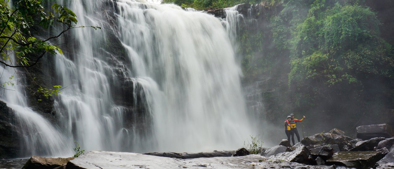 cover This log will be like what in the next rainy season!!! How beautiful is the atmosphere of the waterfall, the E-Am chasm, the Alang Gaan waterfall, Prachinburi, how big is it, you have to click to watch the VDO inside.