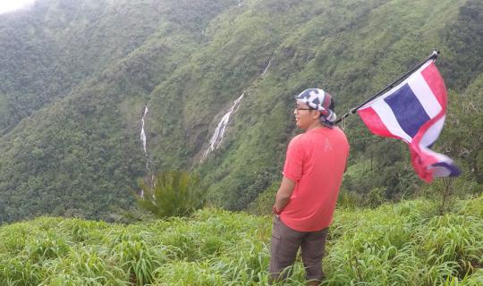 cover Two feet stepping in search of the heart of the mountain "Pertolahzu"