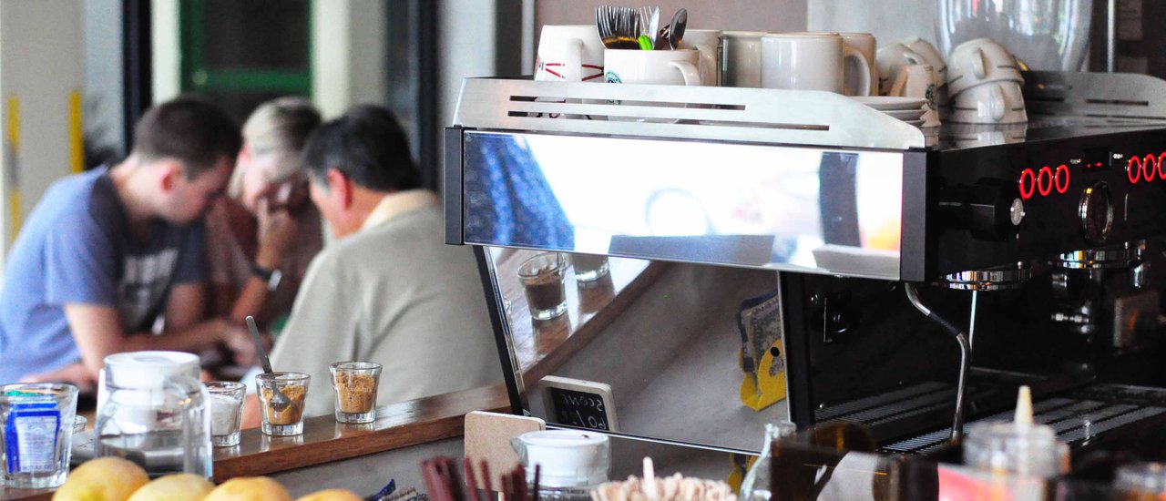 cover Foong Cafe' and Bar ฟุ้ง ร้านกาแฟเล็กๆ ริมถนนพระอาทิตย์