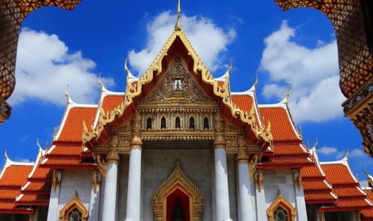 Cover Visiting Wat Pho & Wat Benchamabophit...