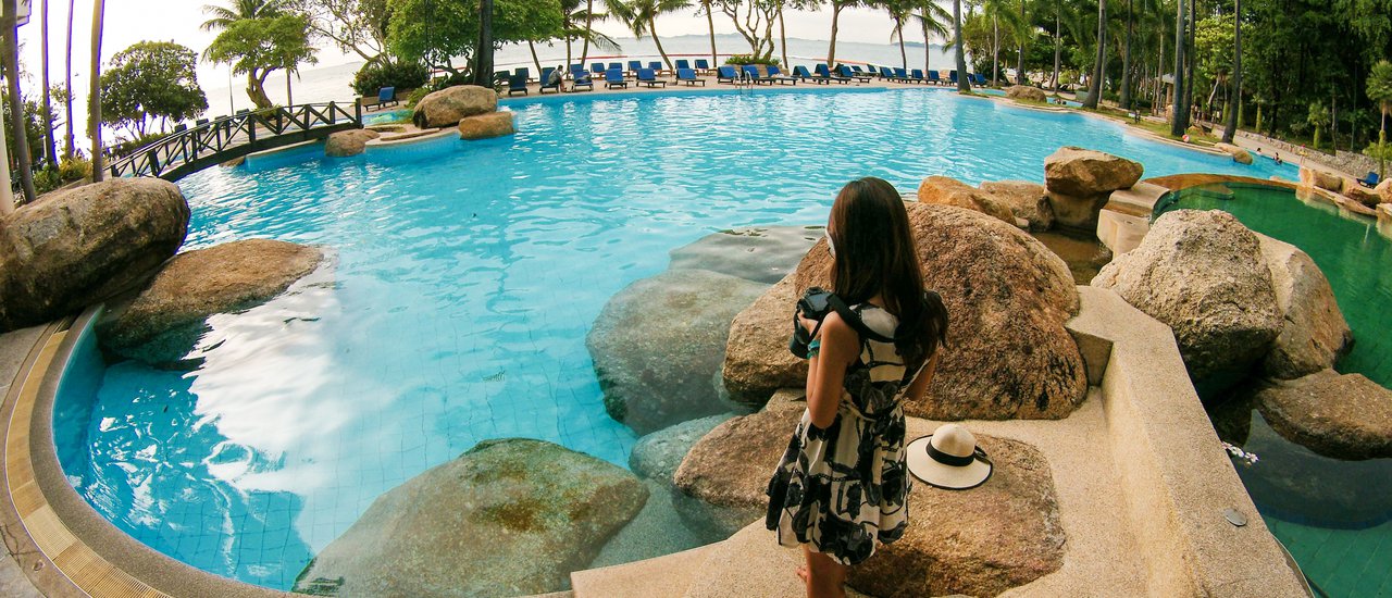 cover Take mom, drag the kids, take the free train to enjoy the Garden Sea View Resort Pattaya