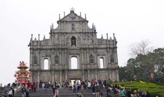 cover A trip to Hong Kong and Macau, where an older sibling takes their younger sibling on their first trip.