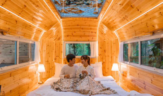 Cover Aobe รถบ้านสุดชิค ติดริมธาร @แม่กำปอง...