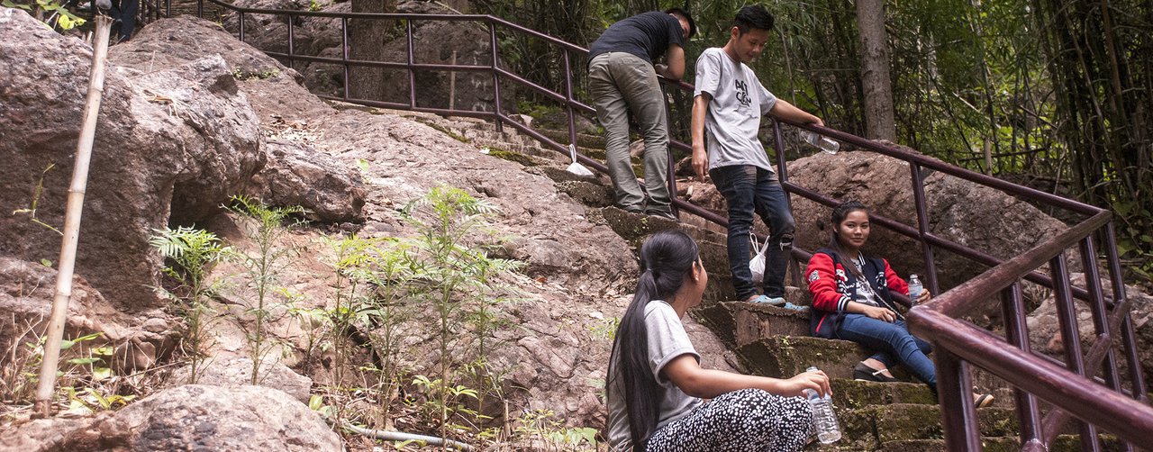 cover Translated Sentence:

The 800-step ascent of Khao Hin Kiew-Din Chi-Ki, where the sandpipers climb the chedi, offers stunning views of the Burmese side of the Mae Nam Moei River in Mae Sot District, Tak Province.