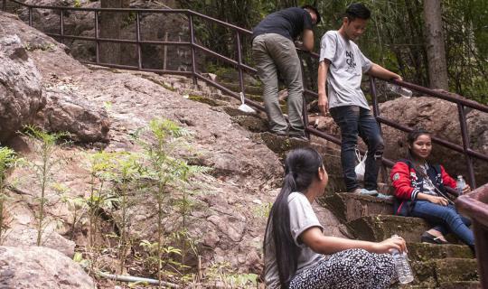 Cover Translated Sentence:

The 800-step ascent of Khao Hin Kiew-Din Chi-K...