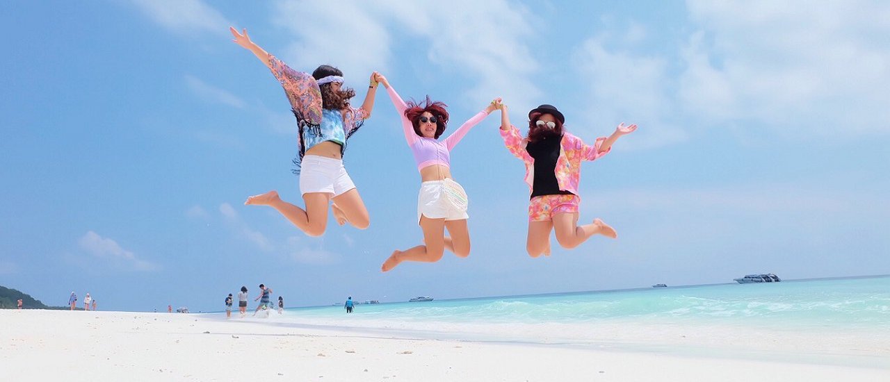 cover Koh Tachai...crystal clear water, white sand, perfect for taking pictures.