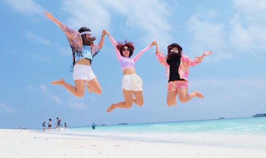 cover Koh Tachai...crystal clear water, white sand, perfect for taking pictures.