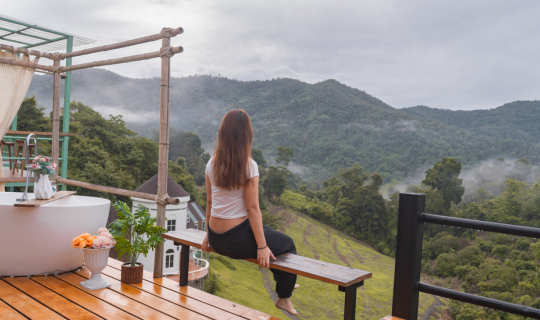 Cover เที่ยวแม่แตง สัมผัสอากาศสดชื่น เห็นหมอกได้จากระเบียงห้อง...