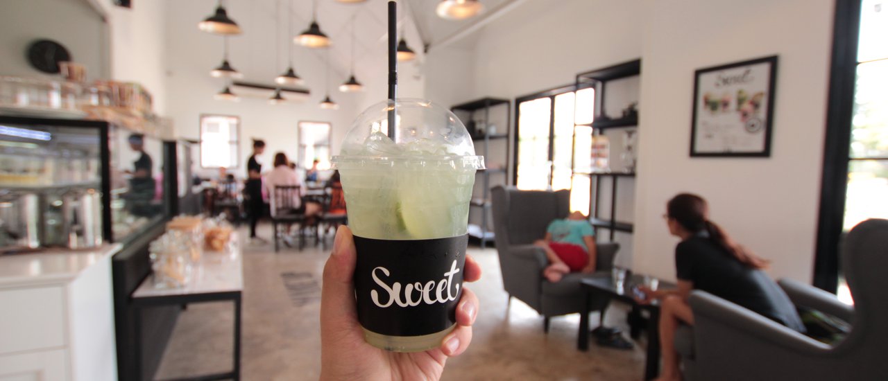 cover Sweet Garden by Sweet Café in Korat 

This translation is concise and simple, focusing solely on the provided phrase. It avoids unnecessary information and maintains a neutral tone.