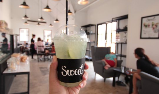 cover Sweet Garden by Sweet Café in Korat 
This translation is concise and simple, focusing solely on the provided phrase. It avoids unnecessary information and maintains a neutral tone.