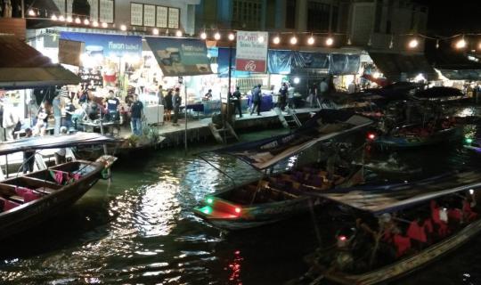 cover A weekend getaway to Amphawa during the late rainy season and early winter: savoring grilled mackerel, watching fireflies, strolling through the floating market, and recharging batteries.