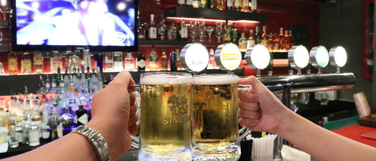 cover Unlimited drinks with draft beer and nearly 20 signature cocktails from world-renowned brands like Hard Rock Cafe Bangkok.