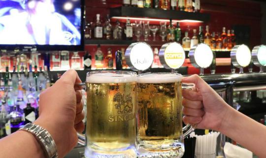 cover Unlimited drinks with draft beer and nearly 20 signature cocktails from world-renowned brands like Hard Rock Cafe Bangkok.