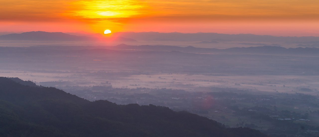 cover [Sunrise over the roof of the north].. Rising in the north during the cold season, experiencing the cool air on the mountain, and observing the simple way of life of children in Chiang Rai Province.