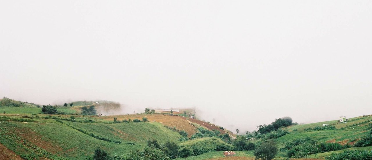 cover Khao Kho-Phu Thap Boek: Embracing the Slow Life with a Beloved Film Camera