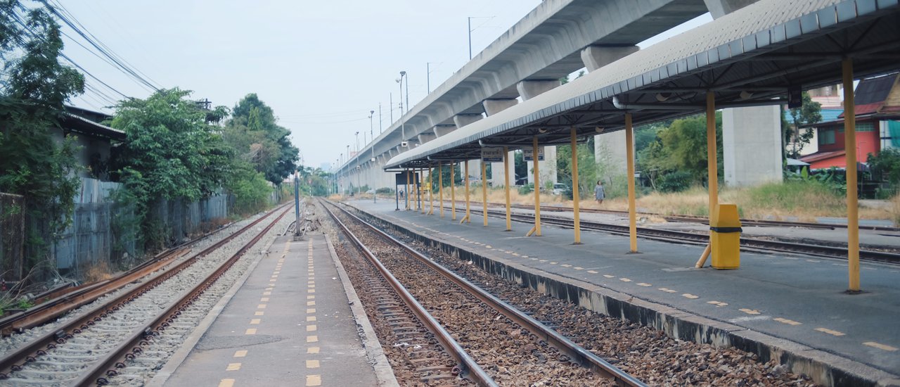 cover One-day trip with a free train, find good food at Baan Mai Market.