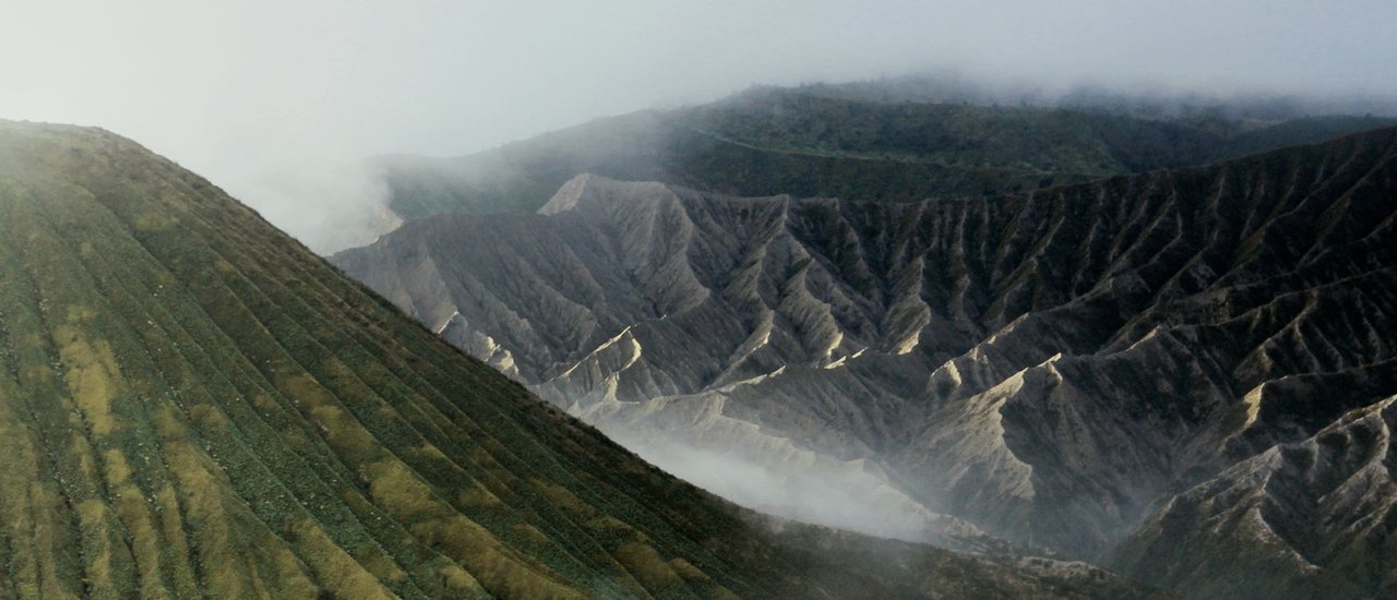 cover English:A few miles in Indonesia // On a day when the sky is only gray, we still have to travel. "Bromo / Kawah Ijen / Bali"