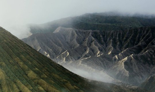 Cover English:A few miles in Indonesia // On a day when the sky is only gr...