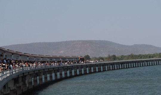 cover Choo-choo train floating on the water, admiring the dam once a year... oh boy, oh boy...