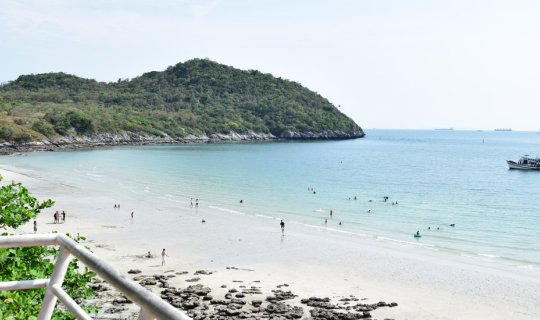 Cover Hello! "Ko Sichang" with the day the body needs the sea......