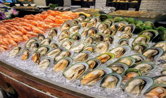 cover This review is bursting with deliciousness! Get ready for a full-blown, tummy-stretching, international buffet feast at Gondola Restaurant, A-One Bangkok Hotel.