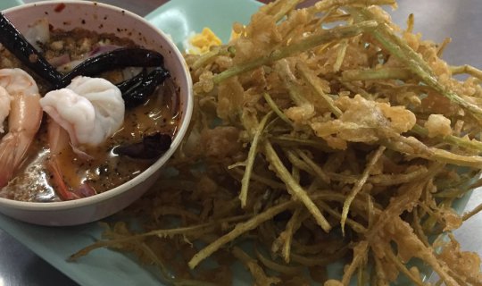 cover A quick bite at Tha Phra Chan Pier.