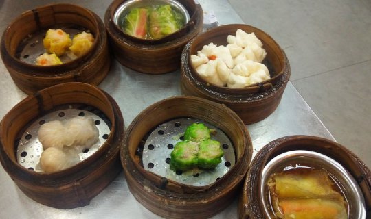 cover Delicious Dim Sum; 24-Hour Dim Sum at Yaek Huai Khwang

This sentence advertises a delicious dim sum restaurant that is open 24 hours a day and located at Yaek Huai Khwang.