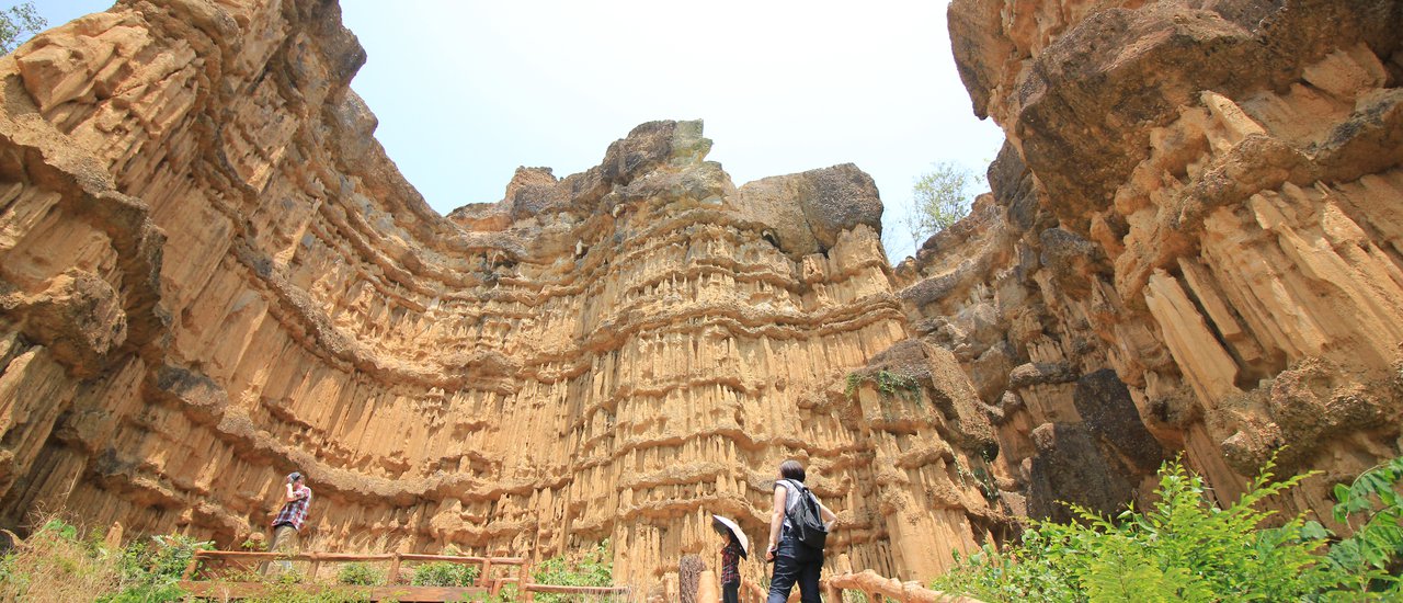 cover Pha Chor: A Marvel of Khun Wang Mountain

Pha Chor, a breathtaking natural wonder nestled within the Khun Wang Mountains, offers a captivating experience for all who venture there.