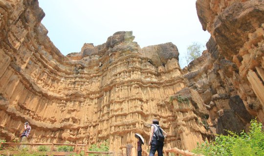 cover Pha Chor: A Marvel of Khun Wang Mountain

Pha Chor, a breathtaking natural wonder nestled within the Khun Wang Mountains, offers a captivating experience for all who venture there.