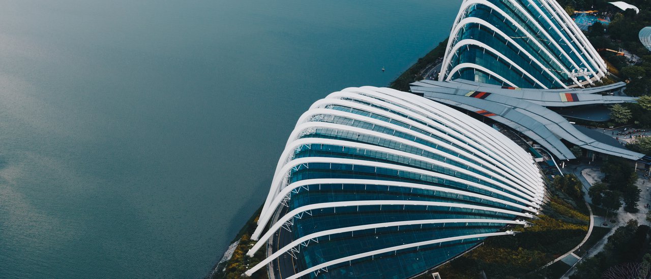 cover Gardens by the Bay: A Dreamy Escape in the Heart of Singapore (Part I)
This sentence translates to:
"This dreamlike escape takes you on a tour of the Gardens by the Bay, a botanical paradise in the heart of Singapore."