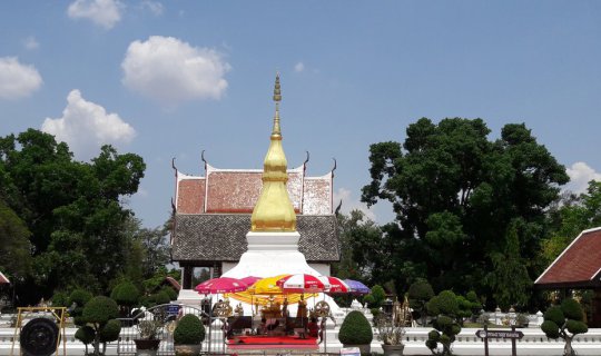 cover Paying respects at Kham Kaen Pagoda, followed by a delicious Isaan meal at the Rom Mit restaurant.