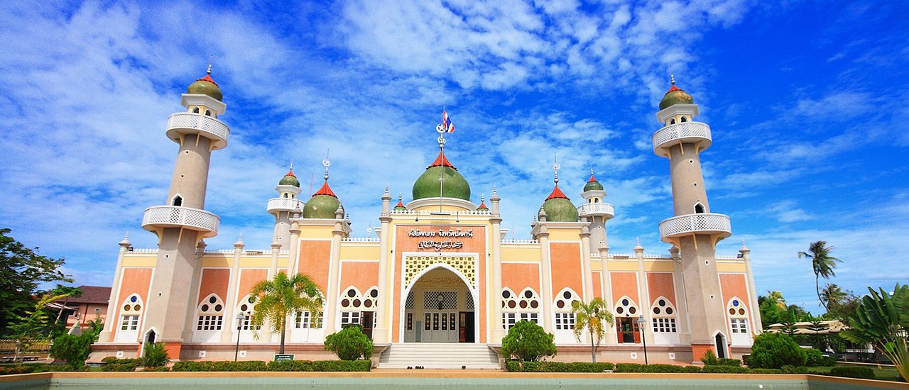 cover Backpack Pattani - Betong 
This translates to "Backpack Pattani - Betong" in English.