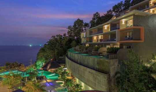 Cover + + +  Follow me, I will take you to visit the sea in Phuket. Stay a...