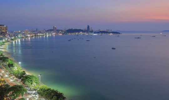 Cover + + + The Holiday Inn Pattaya brings the ocean right to my doorstep....