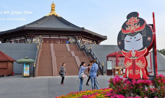 cover Following the Consort into the Palace: Tracing the Footsteps of China's Sole Female Emperor