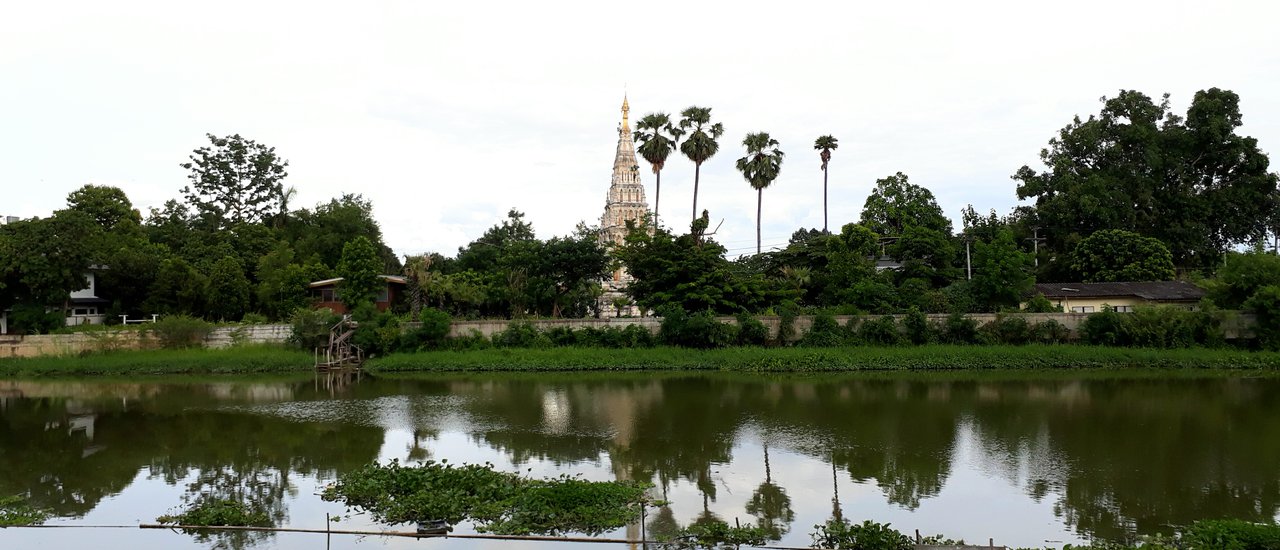 cover Enjoying a meal with a view of the beautiful pagoda by the Ping River, the gateway to Wiang Kum Kam. Chiang Mai also offers beautiful views with a touch of the past.