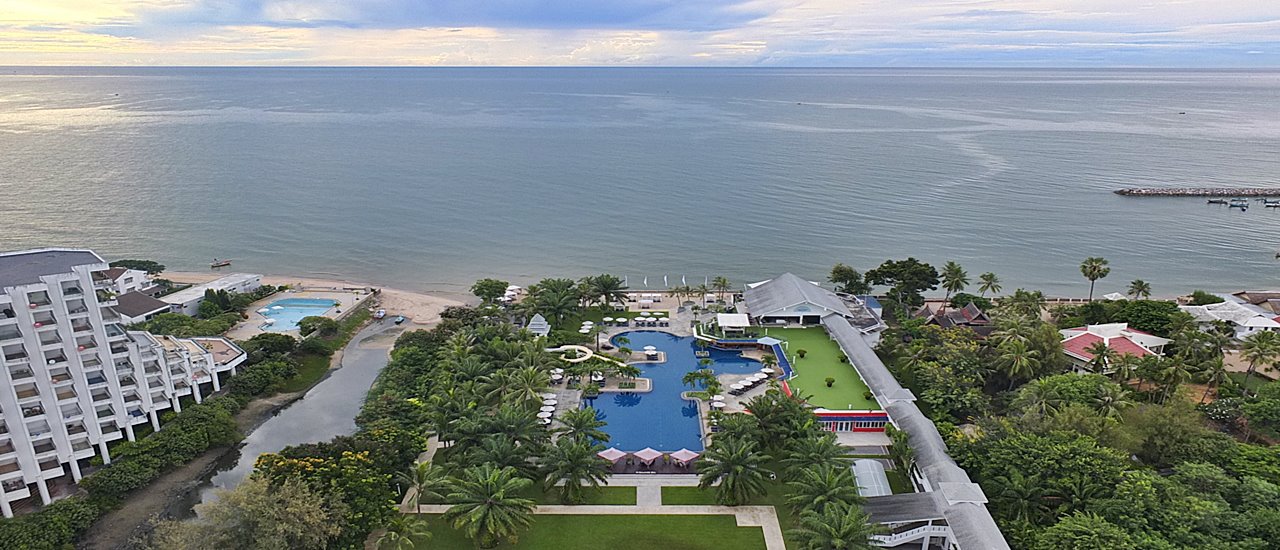 cover Festive Family Fun: A Getaway to Novotel Hua Hin Cha Am Beach Resort & Spa
Escape to a haven of relaxation and family fun at Novotel Hua Hin Cha Am Beach Resort & Spa, the perfect destination for a memorable vacation.