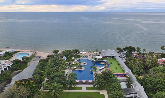 cover Festive Family Fun: A Getaway to Novotel Hua Hin Cha Am Beach Resort & Spa
Escape to a haven of relaxation and family fun at Novotel Hua Hin Cha Am Beach Resort & Spa, the perfect destination for a memorable vacation.