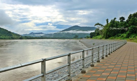 cover Witness the low-hanging clouds at "Rai Saeng Arun"