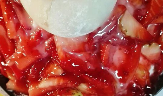 Cover Fresh Strawberry Bingsu 

This translation maintains the original me...