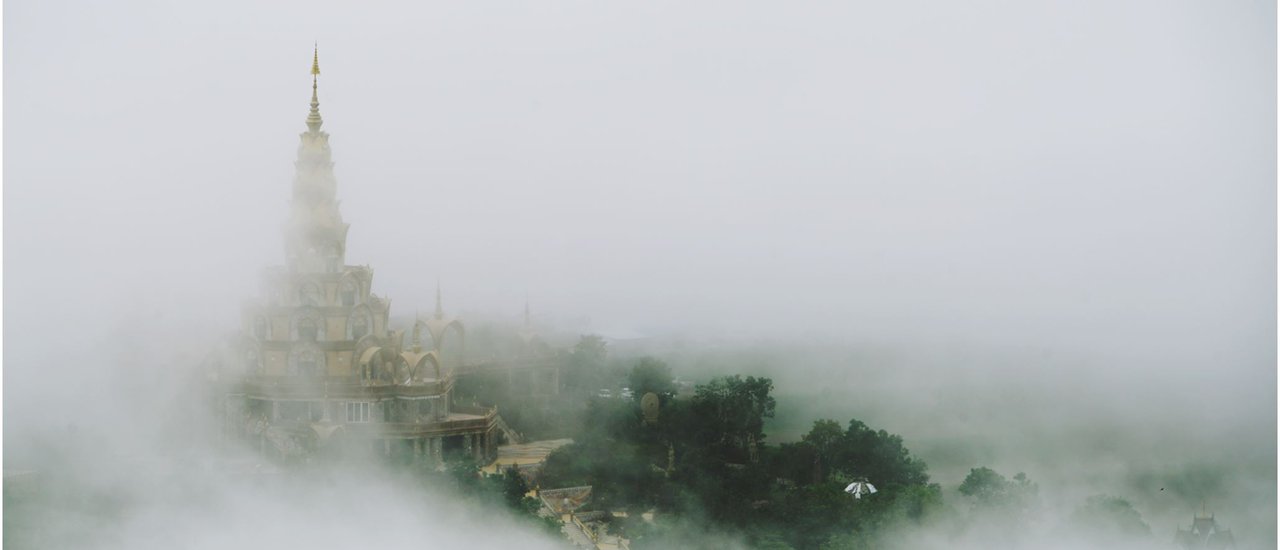 cover Mist shrouds the sky at Pha Sorn Kaew, and then heaven suddenly appears.