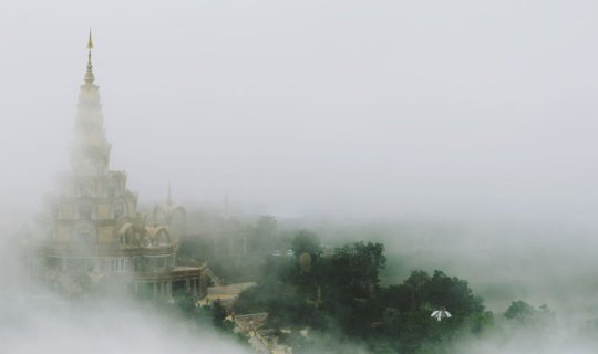 cover Mist shrouds the sky at Pha Sorn Kaew, and then heaven suddenly appears.