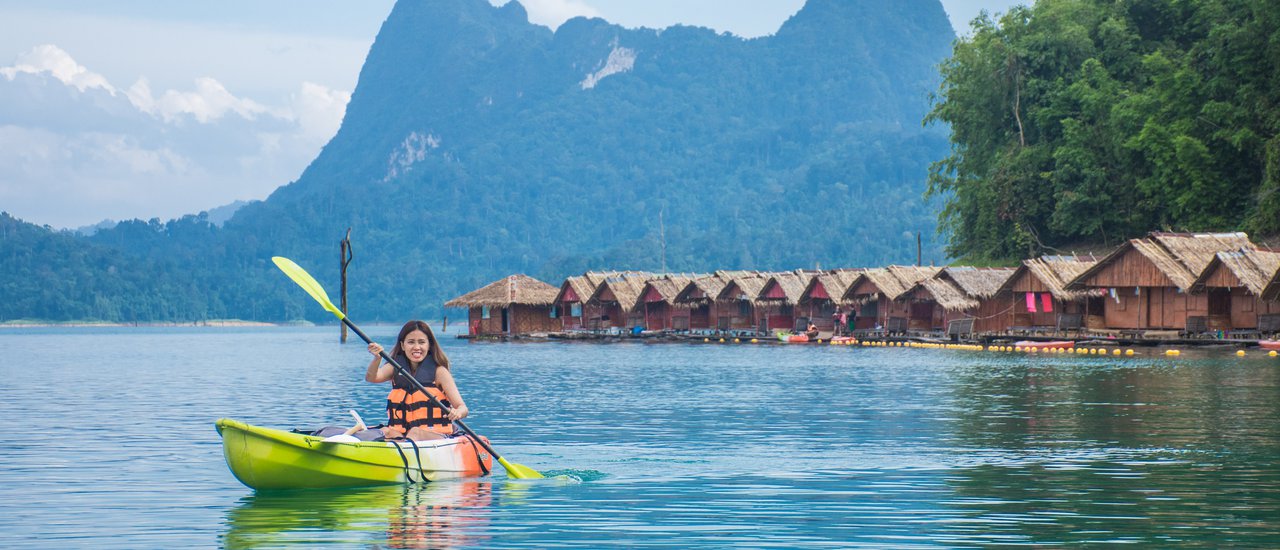 cover Nakhon Si Thammarat, Khao Kiriwong, take a boat, sweat from hiking, then come down and sleep on a floating raft for 200 baht per person.